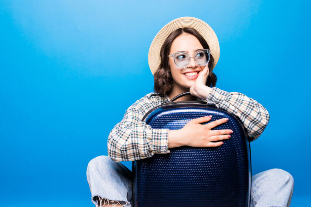 Imagem de mulher com mala de viagem pensando o que fazer em Pomerode em família