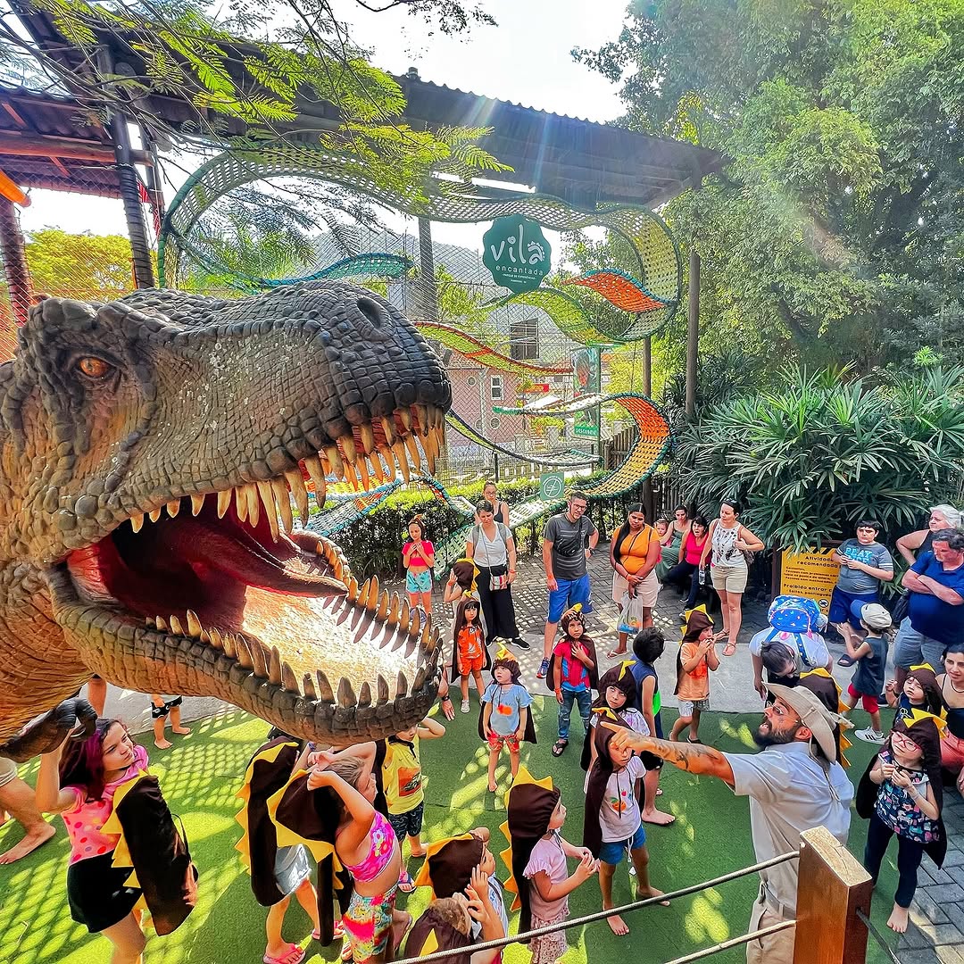 Dinossauro com multidão em volta