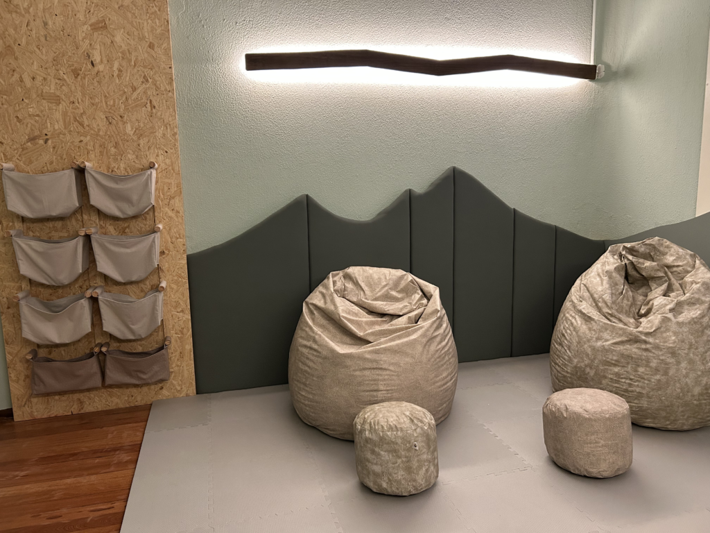 Sala com iluminação amena e 2 pufes aconchegantes
